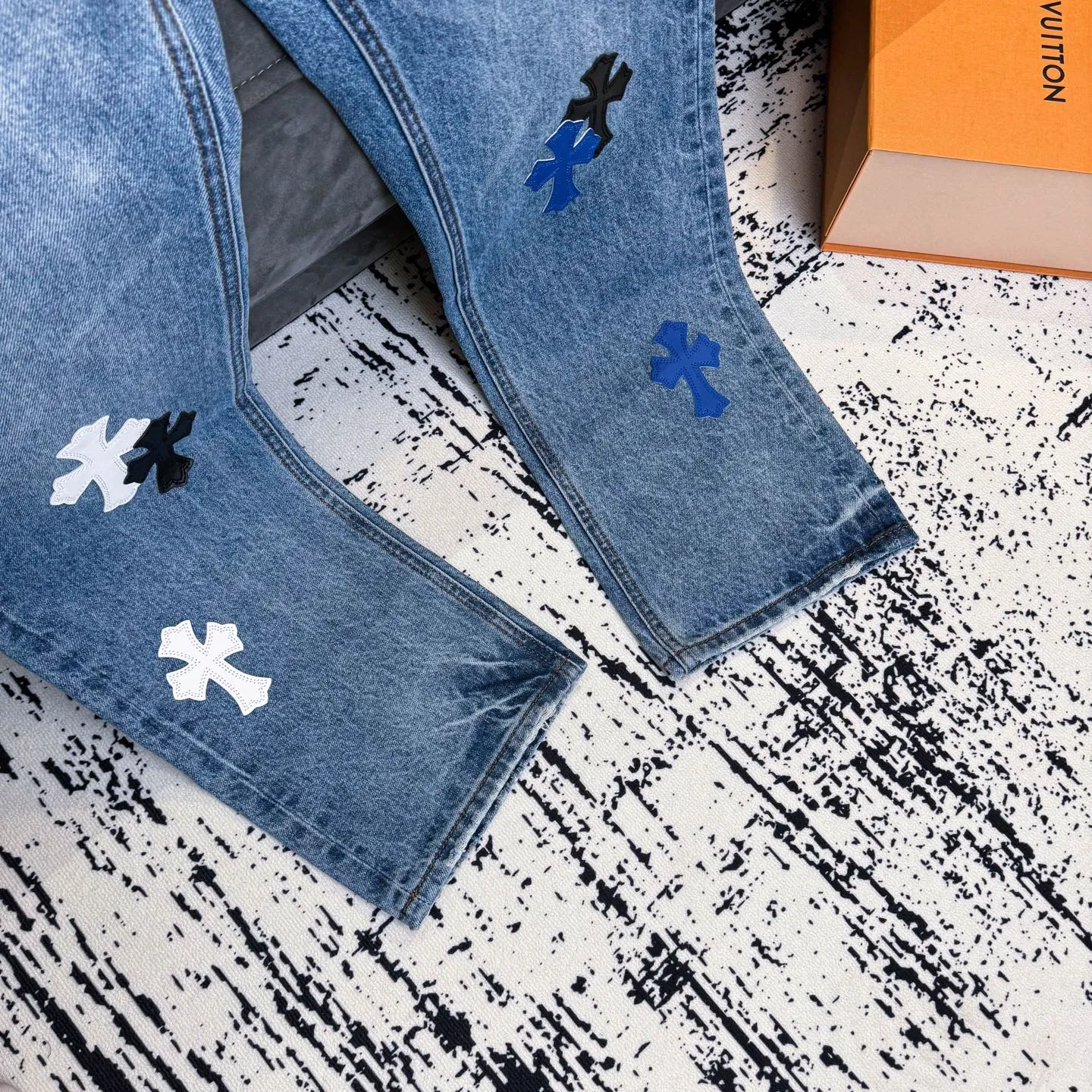 P270 Chrome Hearts CH Cross embroidered distressed jeans Top ceiling quality 100% version correct version is coming!  Believe me this must be the best quality you will ever come across! ! Excellent value for money! !  Styles with different washes and textures are very friendly to people with thin legs and thick legs. The straight version is very flattering to the shape of the legs. The moderate length is timeless and easy to match. It is the basis of various styles and a must-have in the wardrobe! ! Add a little stacking to easily control this year's popular clean fit fabric. The fabric is stiff but the upper body is soft without losing texture. The sides and cuffs of some styles have a bone-wash effect. It's really hard not to love it! The outfit effect is immediate! ✅Correctly customize the Croxin metal leather label on the back panel. It is not sold directly with the cross on the finished jeans. 1:1 copying strives for excellence and the details are perfectly grasped. ✅The cross leather label is clear and smooth. Exquisite turning top craftsmanship. ✅Buttons, zippers and hardware are all customized versions of the Croxin LOGO. ✅High-cost washing process. Size: 28 30 32 34 36 (5 sizes)